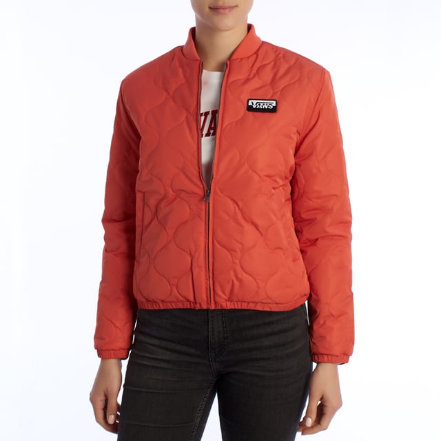 VANS Boom Boom VI Padded Bomber Jacket - Lichtheid, warmte en stijl in één.

 De VANS Boom Boom Jacket is een militair geïnspireerde bomberjack gemaakt van satijn nylon. Hij is voorzien van thermische isolatie en een polyester voering voor extra comfort, en decoratieve patches op de borst versterken de urban stijl.

 Details:
 - Geborduurd VANS-logo op geweven patch.
 - Gewatteerd ontwerp met golfpatroon.
 - Volledige ritssluiting aan de voorkant.
 - Zijzakken.
 - Kraag in bomberstijl en elastische manchetten.

 Een lichtgewicht en veelzijdige gewatteerde damesjas, perfect om te combineren met urban looks. Het getextureerde ontwerp, de compacte snit en de merkdetails maken het een belangrijk stuk voor het overgangsseizoen.
 Samenstelling: Frame: 100% Polyester; Voering: 100% Polyester; Vulling: 100% Polyester
 Onderhoud:
Machinewas koud.
 Niet bleken.
 Niet strijken.
 Aan de lucht drogen of in de droger op lage temperatuur.