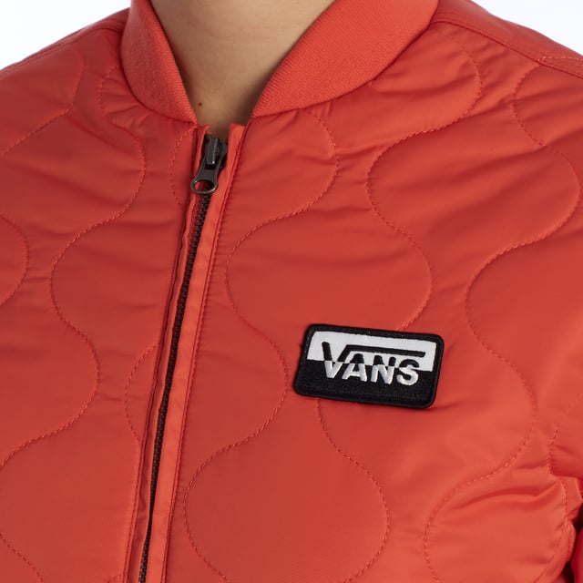 VANS Boom Boom VI Padded Bomber Jacket - Lichtheid, warmte en stijl in één.

 De VANS Boom Boom Jacket is een militair geïnspireerde bomberjack gemaakt van satijn nylon. Hij is voorzien van thermische isolatie en een polyester voering voor extra comfort, en decoratieve patches op de borst versterken de urban stijl.

 Details:
 - Geborduurd VANS-logo op geweven patch.
 - Gewatteerd ontwerp met golfpatroon.
 - Volledige ritssluiting aan de voorkant.
 - Zijzakken.
 - Kraag in bomberstijl en elastische manchetten.

 Een lichtgewicht en veelzijdige gewatteerde damesjas, perfect om te combineren met urban looks. Het getextureerde ontwerp, de compacte snit en de merkdetails maken het een belangrijk stuk voor het overgangsseizoen.
 Samenstelling: Frame: 100% Polyester; Voering: 100% Polyester; Vulling: 100% Polyester
 Onderhoud:
Machinewas koud.
 Niet bleken.
 Niet strijken.
 Aan de lucht drogen of in de droger op lage temperatuur.