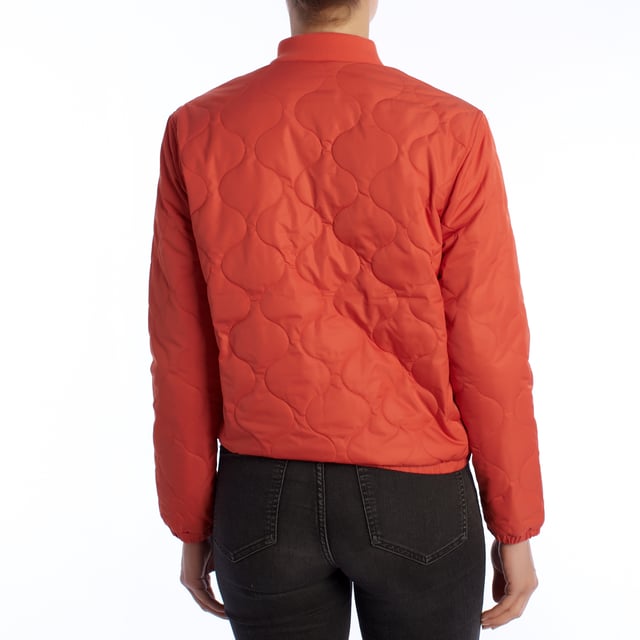 VANS Boom Boom VI Padded Bomber Jacket - Lichtheid, warmte en stijl in één.

 De VANS Boom Boom Jacket is een militair geïnspireerde bomberjack gemaakt van satijn nylon. Hij is voorzien van thermische isolatie en een polyester voering voor extra comfort, en decoratieve patches op de borst versterken de urban stijl.

 Details:
 - Geborduurd VANS-logo op geweven patch.
 - Gewatteerd ontwerp met golfpatroon.
 - Volledige ritssluiting aan de voorkant.
 - Zijzakken.
 - Kraag in bomberstijl en elastische manchetten.

 Een lichtgewicht en veelzijdige gewatteerde damesjas, perfect om te combineren met urban looks. Het getextureerde ontwerp, de compacte snit en de merkdetails maken het een belangrijk stuk voor het overgangsseizoen.
 Samenstelling: Frame: 100% Polyester; Voering: 100% Polyester; Vulling: 100% Polyester
 Onderhoud:
Machinewas koud.
 Niet bleken.
 Niet strijken.
 Aan de lucht drogen of in de droger op lage temperatuur.