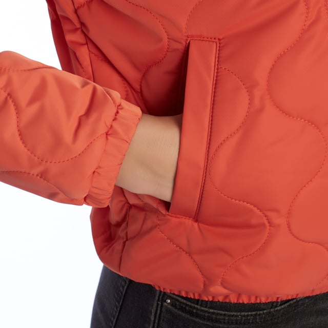 VANS Boom Boom VI Padded Bomber Jacket - Lichtheid, warmte en stijl in één.

 De VANS Boom Boom Jacket is een militair geïnspireerde bomberjack gemaakt van satijn nylon. Hij is voorzien van thermische isolatie en een polyester voering voor extra comfort, en decoratieve patches op de borst versterken de urban stijl.

 Details:
 - Geborduurd VANS-logo op geweven patch.
 - Gewatteerd ontwerp met golfpatroon.
 - Volledige ritssluiting aan de voorkant.
 - Zijzakken.
 - Kraag in bomberstijl en elastische manchetten.

 Een lichtgewicht en veelzijdige gewatteerde damesjas, perfect om te combineren met urban looks. Het getextureerde ontwerp, de compacte snit en de merkdetails maken het een belangrijk stuk voor het overgangsseizoen.
 Samenstelling: Frame: 100% Polyester; Voering: 100% Polyester; Vulling: 100% Polyester
 Onderhoud:
Machinewas koud.
 Niet bleken.
 Niet strijken.
 Aan de lucht drogen of in de droger op lage temperatuur.