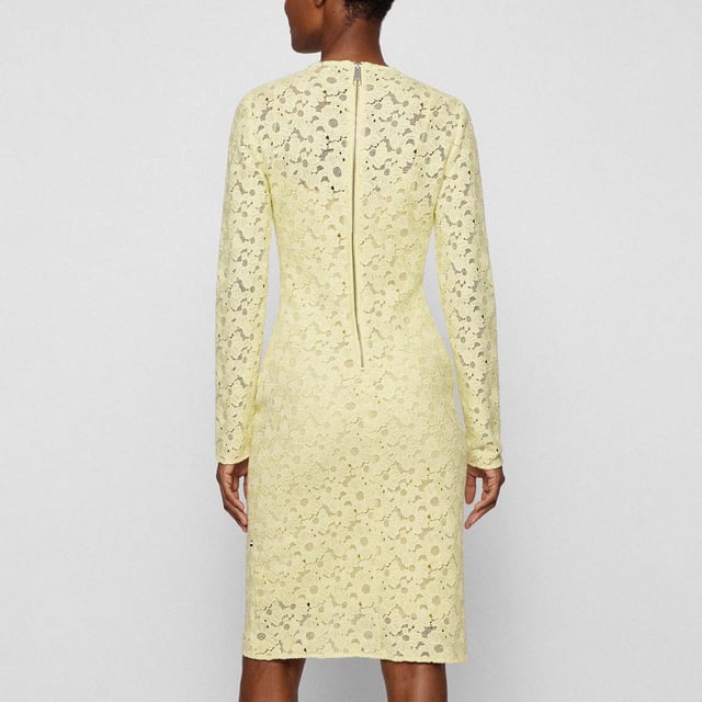 Een vrouwelijke jurk van BOSS Womenswear. Deze opvallende jurk heeft lange mouwen en een ritssluiting aan de achterkant voor een net silhouet. Het elegante kant is gemaakt van een katoenmix. De gladde voering biedt comfort tegen de huid.