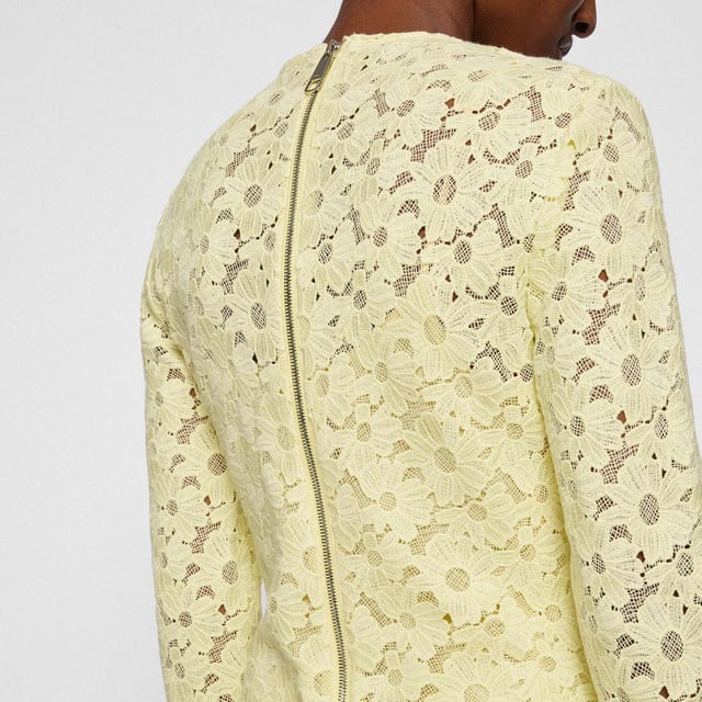 Een vrouwelijke jurk van BOSS Womenswear. Deze opvallende jurk heeft lange mouwen en een ritssluiting aan de achterkant voor een net silhouet. Het elegante kant is gemaakt van een katoenmix. De gladde voering biedt comfort tegen de huid.