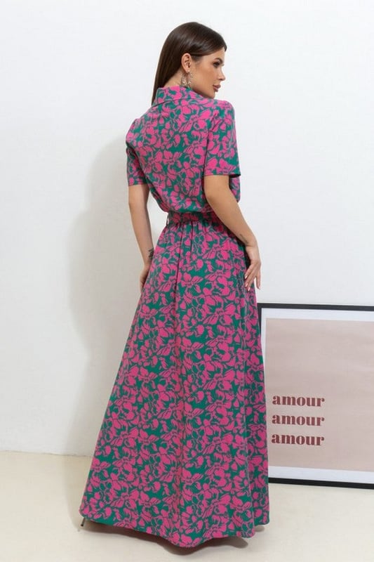 Button-Down-Hemdkleid aus weichem Stoff mit Blumendruck. Das Modell mit kurzen Ärmeln und Seitentaschen ist mit einem klassischen Kragen ausgestattet. Figurbetontes Kleid mit elastischer Taille und ausgestelltem Saum in Maxilänge. Das Kleid wird mit einem abnehmbaren Gürtel geliefert.