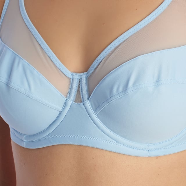 The Generous non-padded underwire bra is ideal for those looking for support and comfort without extra bulk. Its underwire structure provides firm support, while the foam-free cups offer a light, natural feel, allowing your skin to breathe.

 Made with high-quality materials, it adapts perfectly to the body, ensuring comfort during daily use. Adjustable straps allow for a personalized fit, and its elegant design makes it perfect for both everyday wear and special occasions.

 Main features:
 - Hoops that provide firm support and enhance the silhouette.
 - Non-foam cups for a lighter, more natural feel.
 - Adjustable straps for a custom fit.
 - Hook closure with 3 positions and double row.
 - Made with high quality materials for comfort.
 - Available in a variety of colors and styles.
 Composition: 75% Polyamide, 25% Elastane
 Care:
- Wash at max temperature. 30º.
 - Do not use bleach.
 - Do not use a dryer.
 - Do not iron.
 - Do not dry clean.