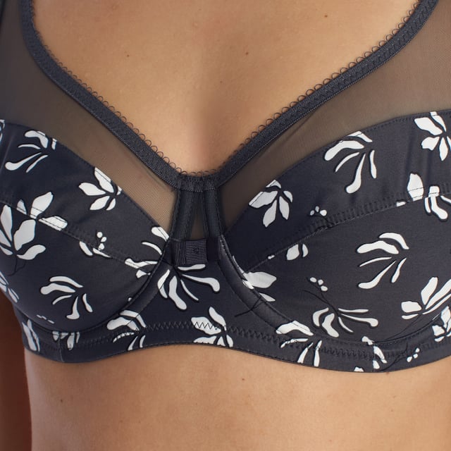 The Generous non-padded underwire bra is ideal for those looking for support and comfort without extra bulk. Its underwire structure provides firm support, while the foam-free cups offer a light, natural feel, allowing your skin to breathe.

 Made with high-quality materials, it adapts perfectly to the body, ensuring comfort during daily use. Adjustable straps allow for a personalized fit, and its elegant design makes it perfect for both everyday wear and special occasions.

 Main features:
 - Hoops that provide firm support and enhance the silhouette.
 - Non-foam cups for a lighter, more natural feel.
 - Adjustable straps for a custom fit.
 - Hook closure with 3 positions and double row.
 - Made with high quality materials for comfort.
 - Available in a variety of colors and styles.
 Composition: 75% Polyamide, 25% Elastane
 Care:
- Wash at max temperature. 30º.
 - Do not use bleach.
 - Do not use a dryer.
 - Do not iron.
 - Do not dry clean.
