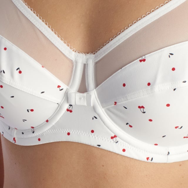De Royale non-padded beugelbeha is ideaal voor wie op zoek is naar ondersteuning en comfort zonder extra bulk. De beugelstructuur biedt stevige ondersteuning, terwijl de schuimvrije cups licht en natuurlijk aanvoelen en je huid laten ademen.

 De bh is gemaakt van hoogwaardige materialen en past zich perfect aan het lichaam aan, zodat je hem dagelijks comfortabel kunt dragen. De verstelbare bandjes zorgen voor een persoonlijke pasvorm en het elegante ontwerp maakt het perfect voor zowel alledaags gebruik als voor speciale gelegenheden.

 Belangrijkste kenmerken:
 - Hoepels die stevige ondersteuning bieden en het silhouet verbeteren.
 - Non-foam cups voor een lichter, natuurlijker gevoel.
 - Verstelbare bandjes voor een pasvorm op maat.
 - Haaksluiting met 3 posities en dubbele rij.
 - Gemaakt van hoogwaardige materialen voor comfort.
 - Verkrijgbaar in verschillende kleuren en stijlen.
 Samenstelling: 75% Polyamide, 25% Elastaan
 Onderhoud:
- Wassen op max. temperatuur. 30º.
 - Geen bleekmiddel gebruiken.
 - Geen droger gebruiken.
 - Niet strijken.
 - Niet chemisch reinigen.