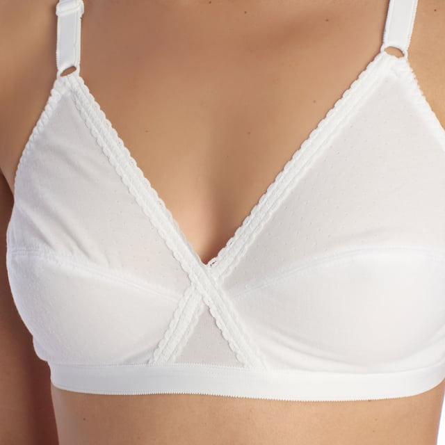 The classic non-wired bra is the perfect choice for those seeking comfort and a natural fit without complications. Its non-wired design provides a feeling of lightness and freedom, allowing for a smooth fit that adapts perfectly to the body without adding unnecessary bulk.

 The breathable material prevents irritation and ensures a comfortable fit. Its seamless construction provides a clean, discreet finish, making it ideal for wearing under any outfit, from T-shirts to blouses.

 Main features:
 - Non-wired and non-padded design for greater comfort.
 - Breathable material that ensures freshness and prevents irritation.
 - Natural and flexible fit, ideal for everyday use.
 - Adjustable straps.
 - 3-position, 2-row rear closure.
 - Clean, discreet finish that won't show under clothing.
 - Easy maintenance and durability.

 Ideal for everyday wear, this non-wired women's bra ensures unrestricted support, allowing for natural, comfortable movement all day long.
 Composition: 65% Polyester, 35% Cotton
 Care:
- Hand wash.
 - Do not use bleach.
 - Do not use a dryer.
 - Do not iron.
 - Do not dry clean.