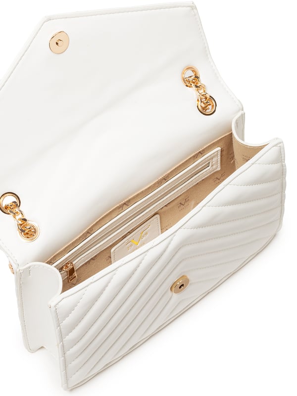 19v69 ITALIA handtas BLAIR maakt indruk met het geraffineerde chevronpatroon en de elegante klepvorm. De schouderriem met gouden ketting en het heldere design maken het de ideale metgezel voor speciale gelegenheden.