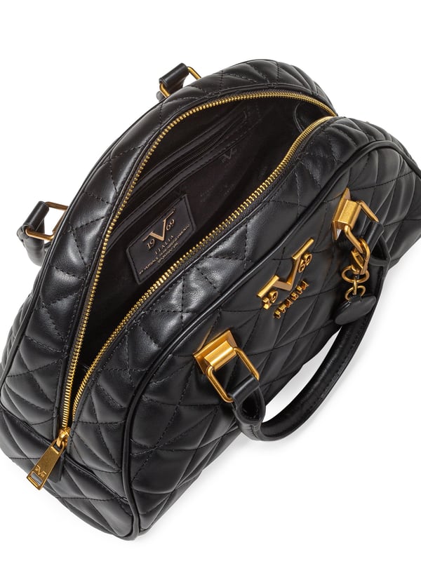 19v69 ITALIA Handtasche ALICIA begeistert mit zweifarbiger Steppoptik, goldenen Details und sportlichem ITALIA-Schultergurt. Die halbrunde Form verleiht ihr einen modernen Twist – ideal für trendige City-Looks.