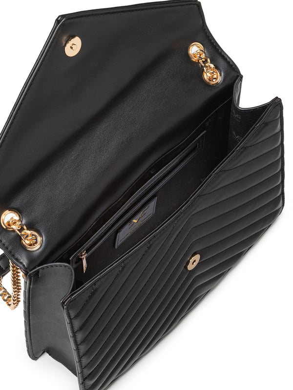 De BIANCA handtas van 19v69 ITALIA straalt pure elegantie uit met zijn heldere flapvorm en geraffineerde chevron quilting. De gouden schakelbandjes en de veganistische lederlook maken hem tot een stijlvolle highlight voor speciale gelegenheden.