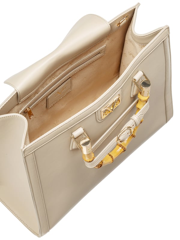 19v69 ITALIA handtas HEIDI combineert klassiek design met een moderne twist. Het bamboe handvat, de gouden details en felle kleuren maken het een stijlvolle blikvanger voor elke gelegenheid.