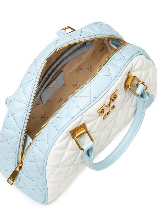19v69 ITALIA handtas ALICIA maakt indruk met zijn tweekleurige gewatteerde look, gouden details en sportieve ITALIA schouderriem. De halfronde vorm geeft de tas een moderne twist, ideaal voor trendy city-looks.
