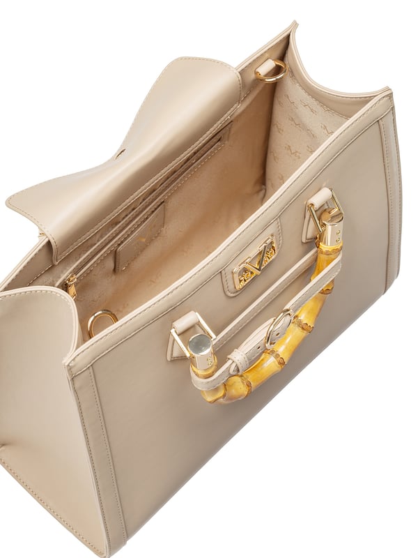 19v69 ITALIA Handtasche HEIDI kombiniert klassisches Design mit modernem Twist. Der Bambusgriff, goldene Details und die kräftigen Farben machen sie zum stilvollen Eyecatcher für jeden Anlass.