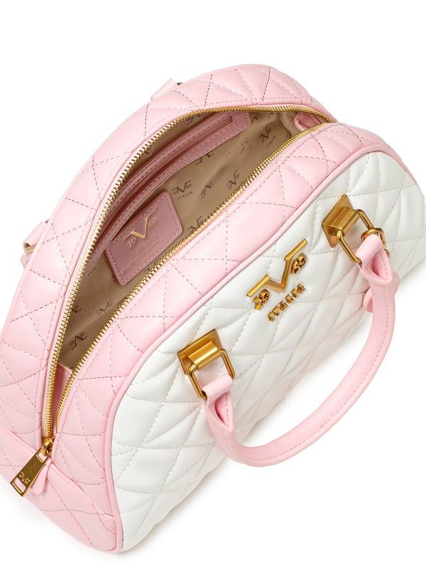 19v69 ITALIA handtas ALICIA maakt indruk met zijn tweekleurige gewatteerde look, gouden details en sportieve ITALIA schouderriem. De halfronde vorm geeft de tas een moderne twist, ideaal voor trendy city-looks.