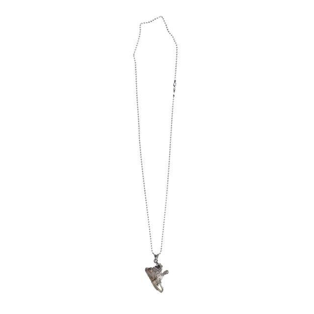 Accessories Off White Court 3.0 Sterling Necklace in Silver Off White Court 3.0 Sterling Necklace. This collection is a revival of Off-White’s iconic archive pieces, from the Jitney bag, the Cowboy boot and the arrows. The artist Gabriel Urist translated them into necklaces, pins, and keychain accessories. Each creation is defined by it’s metal-forming technique: a combination of hand-carved, machined, fabricated and computer generated parts. Material: 100% Sterling Silver. Ref: OMOB1220017200.