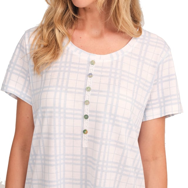 This short-sleeved nightgown for women is the perfect combination of comfort and romantic style. Its lightweight design and loose fit make it an ideal choice for warm nights or relaxing moments at home.

 Details:
 - Straight and loose cut.
 - Round neck with medium button closure.
 - Soft and breathable fabric.
 - Discreet design that gives it a modern and feminine look.

 This short-sleeved nightgown for women is the perfect choice for those looking for a fresh and feminine garment to sleep in or stay at home in style. Its fluid and romantic design makes it ideal for resting in total comfort.

 Our women's nightgowns are ideal for lounging around the house, they are designed to give you maximum comfort and style while you enjoy your moments of relaxation at home.
 Composition: 50% Cotton, 50% Modal
 Care:
Machine wash max. 30ºC.
 Use mild detergent.
 Avoid bleaches.
 Dry at low temperature.
 Iron at low temperature.