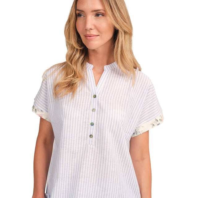 This short-sleeved nightgown for women is the perfect combination of comfort and romantic style. Its lightweight design and loose fit make it an ideal choice for warm nights or relaxing moments at home.

 Details:
 - Straight and loose cut.
 - V-neck with medium button closure.
 - Soft and breathable fabric.
 - Discreet geometric design that gives it a modern and feminine look.

 This short-sleeved nightgown for women is the perfect choice for those looking for a fresh and feminine garment to sleep in or stay at home in style. Its fluid and romantic design makes it ideal for resting in total comfort.

 Our women's nightgowns are ideal for lounging around the house, they are designed to give you maximum comfort and style while you enjoy your moments of relaxation at home.
 Composition: 70% Cotton, 30% Linen
 Care:
Machine wash max. 30ºC.
 Use mild detergent.
 Avoid bleaches.
 Dry at low temperature.
 Iron at low temperature.