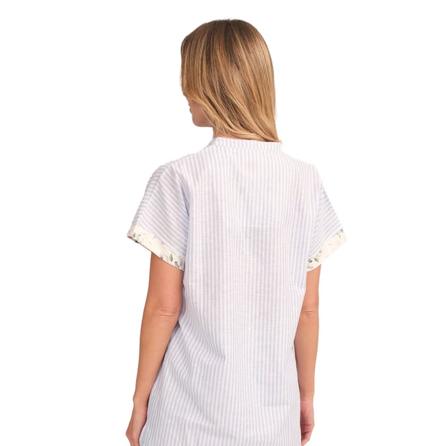 This short-sleeved nightgown for women is the perfect combination of comfort and romantic style. Its lightweight design and loose fit make it an ideal choice for warm nights or relaxing moments at home.

 Details:
 - Straight and loose cut.
 - V-neck with medium button closure.
 - Soft and breathable fabric.
 - Discreet geometric design that gives it a modern and feminine look.

 This short-sleeved nightgown for women is the perfect choice for those looking for a fresh and feminine garment to sleep in or stay at home in style. Its fluid and romantic design makes it ideal for resting in total comfort.

 Our women's nightgowns are ideal for lounging around the house, they are designed to give you maximum comfort and style while you enjoy your moments of relaxation at home.
 Composition: 70% Cotton, 30% Linen
 Care:
Machine wash max. 30ºC.
 Use mild detergent.
 Avoid bleaches.
 Dry at low temperature.
 Iron at low temperature.