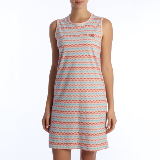 De dames nachtjapon met brede band is het perfecte kledingstuk om in stijl en comfort van warme nachten te genieten. Deze nachtjapon is speciaal ontworpen voor het zomerseizoen en combineert lichtheid, zachtheid en een elegant ontwerp dat zorgt voor frisheid en comfort tijdens de rusturen.

 Belangrijkste kenmerken:
 Koel & licht ontwerp: Deze zomernachtjapon voor dames heeft een ontwerp met brede bandjes dat voldoende bedekking biedt zonder afbreuk te doen aan de koelte die nodig is voor de warmste nachten.

 Ademend materiaal: De nachtjaponnen voor vrouwen zijn gemaakt van lichtgewicht en ademend materiaal en zorgen voor een uitstekende luchtcirculatie, zodat je huid de hele nacht koel en comfortabel blijft.

 Comfort en zachtheid: Katoen zorgt voor een zachte textuur die prettig aanvoelt op de huid en een goede nachtrust bevordert.

 Elegante stijl: Met zorgvuldig ontworpen details, zoals decoratieve biezen of zomerse prints, voegt deze zomerse nachtjapon voor dames een vleugje stijl en vrouwelijkheid toe aan je slaapkleding.

 Relaxte pasvorm: Deze nachtjapon met brede bandjes is gesneden voor bewegingsvrijheid en biedt een comfortabele, losse pasvorm, perfect om onbelemmerd in te slapen.

 De zomer nachtjapon met brede band is de ideale keuze voor wie op zoek is naar comfort en stijl tijdens warme nachten. Met zijn lichte, ademende en elegante ontwerp garandeert deze nachtjapon elke keer dat je hem draagt een aangename en ontspannende ervaring en de frisheid en zachtheid die nodig zijn voor een rustgevende slaap.
 Samenstelling: 100% Katoen
 Onderhoud:
Wasmachinebestendig op een maximale temperatuur van 30º.
 Het is niet bestand tegen bleekmiddel of andere chloraten.
 Is niet bestand tegen chemisch reinigen.
 Het is niet bestand tegen de droger.