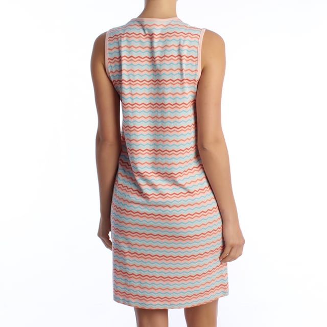 De dames nachtjapon met brede band is het perfecte kledingstuk om in stijl en comfort van warme nachten te genieten. Deze nachtjapon is speciaal ontworpen voor het zomerseizoen en combineert lichtheid, zachtheid en een elegant ontwerp dat zorgt voor frisheid en comfort tijdens de rusturen.

 Belangrijkste kenmerken:
 Koel & licht ontwerp: Deze zomernachtjapon voor dames heeft een ontwerp met brede bandjes dat voldoende bedekking biedt zonder afbreuk te doen aan de koelte die nodig is voor de warmste nachten.

 Ademend materiaal: De nachtjaponnen voor vrouwen zijn gemaakt van lichtgewicht en ademend materiaal en zorgen voor een uitstekende luchtcirculatie, zodat je huid de hele nacht koel en comfortabel blijft.

 Comfort en zachtheid: Katoen zorgt voor een zachte textuur die prettig aanvoelt op de huid en een goede nachtrust bevordert.

 Elegante stijl: Met zorgvuldig ontworpen details, zoals decoratieve biezen of zomerse prints, voegt deze zomerse nachtjapon voor dames een vleugje stijl en vrouwelijkheid toe aan je slaapkleding.

 Relaxte pasvorm: Deze nachtjapon met brede bandjes is gesneden voor bewegingsvrijheid en biedt een comfortabele, losse pasvorm, perfect om onbelemmerd in te slapen.

 De zomer nachtjapon met brede band is de ideale keuze voor wie op zoek is naar comfort en stijl tijdens warme nachten. Met zijn lichte, ademende en elegante ontwerp garandeert deze nachtjapon elke keer dat je hem draagt een aangename en ontspannende ervaring en de frisheid en zachtheid die nodig zijn voor een rustgevende slaap.
 Samenstelling: 100% Katoen
 Onderhoud:
Wasmachinebestendig op een maximale temperatuur van 30º.
 Het is niet bestand tegen bleekmiddel of andere chloraten.
 Is niet bestand tegen chemisch reinigen.
 Het is niet bestand tegen de droger.