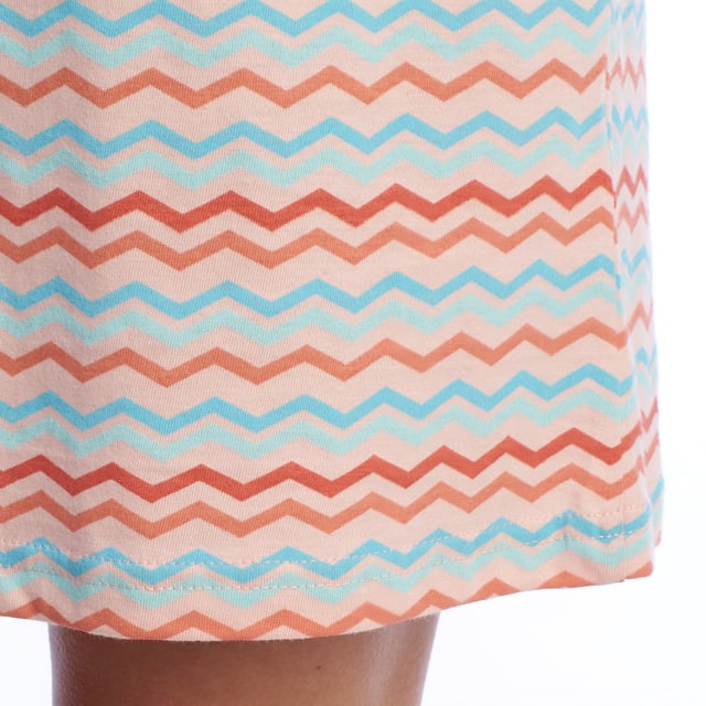 De dames nachtjapon met brede band is het perfecte kledingstuk om in stijl en comfort van warme nachten te genieten. Deze nachtjapon is speciaal ontworpen voor het zomerseizoen en combineert lichtheid, zachtheid en een elegant ontwerp dat zorgt voor frisheid en comfort tijdens de rusturen.

 Belangrijkste kenmerken:
 Koel & licht ontwerp: Deze zomernachtjapon voor dames heeft een ontwerp met brede bandjes dat voldoende bedekking biedt zonder afbreuk te doen aan de koelte die nodig is voor de warmste nachten.

 Ademend materiaal: De nachtjaponnen voor vrouwen zijn gemaakt van lichtgewicht en ademend materiaal en zorgen voor een uitstekende luchtcirculatie, zodat je huid de hele nacht koel en comfortabel blijft.

 Comfort en zachtheid: Katoen zorgt voor een zachte textuur die prettig aanvoelt op de huid en een goede nachtrust bevordert.

 Elegante stijl: Met zorgvuldig ontworpen details, zoals decoratieve biezen of zomerse prints, voegt deze zomerse nachtjapon voor dames een vleugje stijl en vrouwelijkheid toe aan je slaapkleding.

 Relaxte pasvorm: Deze nachtjapon met brede bandjes is gesneden voor bewegingsvrijheid en biedt een comfortabele, losse pasvorm, perfect om onbelemmerd in te slapen.

 De zomer nachtjapon met brede band is de ideale keuze voor wie op zoek is naar comfort en stijl tijdens warme nachten. Met zijn lichte, ademende en elegante ontwerp garandeert deze nachtjapon elke keer dat je hem draagt een aangename en ontspannende ervaring en de frisheid en zachtheid die nodig zijn voor een rustgevende slaap.
 Samenstelling: 100% Katoen
 Onderhoud:
Wasmachinebestendig op een maximale temperatuur van 30º.
 Het is niet bestand tegen bleekmiddel of andere chloraten.
 Is niet bestand tegen chemisch reinigen.
 Het is niet bestand tegen de droger.