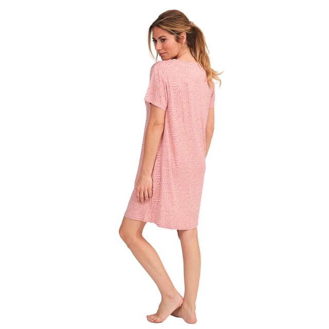 This short-sleeved nightgown for women is the perfect combination of comfort and romantic style. Its lightweight design and loose fit make it an ideal choice for warm nights or relaxing moments at home.

 Details:
 - Straight and loose cut.
 - V-neck with medium button closure.
 - Soft and breathable fabric.
 - Discreet geometric design that gives it a modern and feminine look.

 This short-sleeved nightgown for women is the perfect choice for those looking for a fresh and feminine garment to sleep in or stay at home in style. Its fluid and romantic design makes it ideal for resting in total comfort.

 Our women's nightgowns are ideal for lounging around the house, they are designed to give you maximum comfort and style while you enjoy your moments of relaxation at home.
 Composition: 95% Modal, 5% Elastane
 Care:
Machine wash max. 30ºC.
 Use mild detergent.
 Avoid bleaches.
 Dry at low temperature.
 Iron at low temperature.