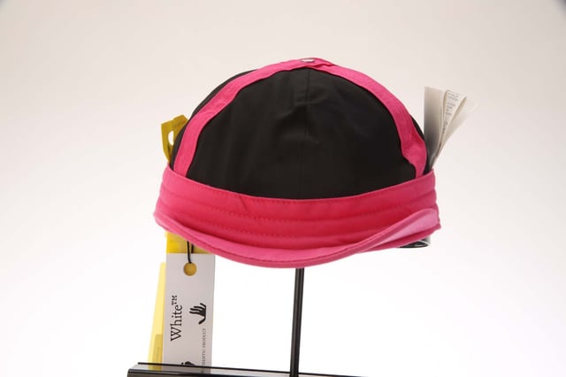 Juniors Off White Rounded Baseball Cap.- Curved brim.- Adjustable back strap.- Six-panel construction.- Logo patches to the front. Material: 100% Cotton. Ref: OGLB0010013230.