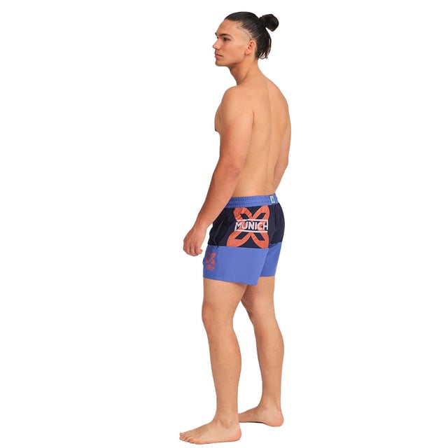 Este bañador hombre corto ofrece un diseño fresco y moderno, ideal para aquellos que buscan comodidad y estilo en sus actividades acuáticas o en días de descanso al sol. Con su tejido ligero y detalles prácticos, es el bañador de hombre perfecto para disfrutar del verano.

Detalles:
- Cintura elástica ajustable con cordón.
- Bolsillos laterales.
- Etiqueta de silicona con relieve en la parte trasera.
- Forro interior de malla.
- Gráficos de la marca.
- Confeccionado en tejido ligero de secado rápido.

Los bañadores de hombre son una prenda indispensable para aquellos que aman disfrutar del agua, ya sea en la playa, en la piscina, o en cualquier otro lugar. Aunque a menudo se consideran como una prenda simple y funcional, el bañador hombre de Munich puede ser una elección de estilo y moda. El bañador largo hombre es una prenda que nos define, por lo que resulta importante dar con un bañador de hombre que nos ayude a proyectar nuestra personalidad.
 Composición: 100% Poliéster
 Cuidados:
Lavar a mano.
No usar lejía ni suavizantes.
Secar al aire libre.