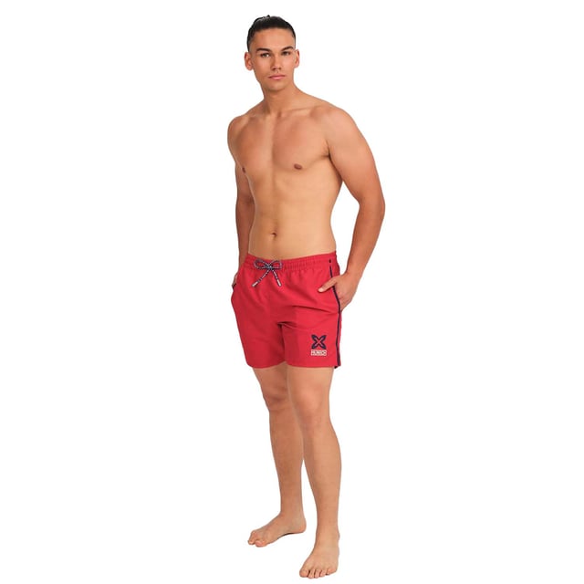 Este bañador para hombre combina estilo, comodidad y funcionalidad, convirtiéndose en una prenda ideal para la playa, la piscina o cualquier actividad veraniega. Su diseño moderno y su confección en materiales de secado rápido lo hacen perfecto para disfrutar del verano con total confort.

Detalles:
- Corte corto clásico.
- Cintura elástica ajustable con cordón.
- Bolsillos laterales.
- Etiqueta de silicona con relieve en la parte trasera.
- Forro interior de malla.
- Logotipo de la marca en una de las piernas.
- Confeccionado en tejido ligero de secado rápido.

Los bañadores de hombre son una prenda indispensable para aquellos que aman disfrutar del agua, ya sea en la playa, en la piscina, o en cualquier otro lugar. Aunque a menudo se consideran como una prenda simple y funcional, el bañador hombre de Munich puede ser una elección de estilo y moda. El bañador largo hombre es una prenda que nos define, por lo que resulta importante dar con un bañador de hombre que nos ayude a proyectar nuestra personalidad.
 Composición: 100% Poliéster
 Cuidados:
Lavar a mano.
No usar lejía ni suavizantes.
Secar al aire libre.