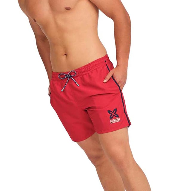 Este bañador para hombre combina estilo, comodidad y funcionalidad, convirtiéndose en una prenda ideal para la playa, la piscina o cualquier actividad veraniega. Su diseño moderno y su confección en materiales de secado rápido lo hacen perfecto para disfrutar del verano con total confort.

Detalles:
- Corte corto clásico.
- Cintura elástica ajustable con cordón.
- Bolsillos laterales.
- Etiqueta de silicona con relieve en la parte trasera.
- Forro interior de malla.
- Logotipo de la marca en una de las piernas.
- Confeccionado en tejido ligero de secado rápido.

Los bañadores de hombre son una prenda indispensable para aquellos que aman disfrutar del agua, ya sea en la playa, en la piscina, o en cualquier otro lugar. Aunque a menudo se consideran como una prenda simple y funcional, el bañador hombre de Munich puede ser una elección de estilo y moda. El bañador largo hombre es una prenda que nos define, por lo que resulta importante dar con un bañador de hombre que nos ayude a proyectar nuestra personalidad.
 Composición: 100% Poliéster
 Cuidados:
Lavar a mano.
No usar lejía ni suavizantes.
Secar al aire libre.