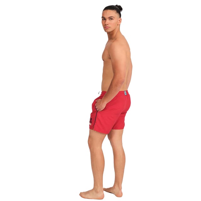 Este bañador para hombre combina estilo, comodidad y funcionalidad, convirtiéndose en una prenda ideal para la playa, la piscina o cualquier actividad veraniega. Su diseño moderno y su confección en materiales de secado rápido lo hacen perfecto para disfrutar del verano con total confort.

Detalles:
- Corte corto clásico.
- Cintura elástica ajustable con cordón.
- Bolsillos laterales.
- Etiqueta de silicona con relieve en la parte trasera.
- Forro interior de malla.
- Logotipo de la marca en una de las piernas.
- Confeccionado en tejido ligero de secado rápido.

Los bañadores de hombre son una prenda indispensable para aquellos que aman disfrutar del agua, ya sea en la playa, en la piscina, o en cualquier otro lugar. Aunque a menudo se consideran como una prenda simple y funcional, el bañador hombre de Munich puede ser una elección de estilo y moda. El bañador largo hombre es una prenda que nos define, por lo que resulta importante dar con un bañador de hombre que nos ayude a proyectar nuestra personalidad.
 Composición: 100% Poliéster
 Cuidados:
Lavar a mano.
No usar lejía ni suavizantes.
Secar al aire libre.