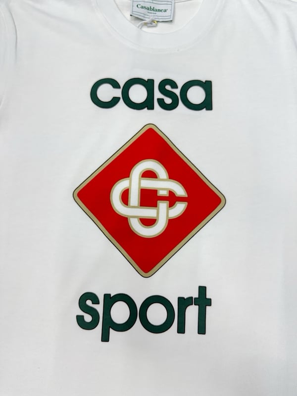 Camiseta logo Sport CASA de Casablanca MF23-JTS-001-21 – Blanca

Eleva tu guardarropa casual con la camiseta logo Sport CASA de Casablanca, un esencial premium que combina lujo con una estética deportiva. Fabricada en 100% algodón de alta calidad, esta camiseta ofrece una sensación suave y transpirable para una comodidad durante todo el día. Con la impresión del logotipo signature CASA Sport en el pecho, encarna el estilo effortless y el diseño contemporáneo de Casablanca.

Características:

Marca: Casablanca

Estilo: Camiseta de cuello redondo y mangas cortas

Color: Blanca

Material: 100% Algodón – suave y transpirable

Ajuste: Ajuste regular para un look cómodo y elegante

Diseño: Gráfico audaz del logotipo CASA Sport en el pecho