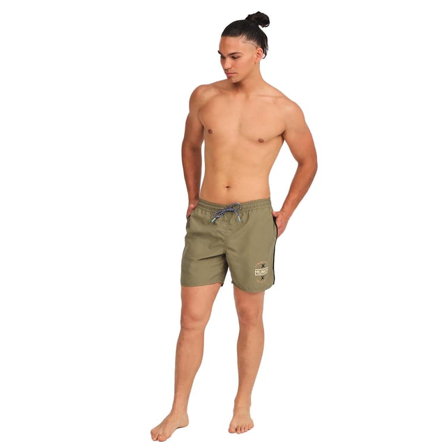 Este bañador para hombre combina estilo, comodidad y funcionalidad, convirtiéndose en una prenda ideal para la playa, la piscina o cualquier actividad veraniega. Su diseño moderno y su confección en materiales de secado rápido lo hacen perfecto para disfrutar del verano con total confort.

Detalles:
- Corte corto clásico.
- Cintura elástica ajustable con cordón.
- Bolsillos laterales.
- Etiqueta de silicona con relieve en la parte trasera.
- Forro interior de malla.
- Logotipo de la marca en una de las piernas.
- Confeccionado en tejido ligero de secado rápido.

Los bañadores de hombre son una prenda indispensable para aquellos que aman disfrutar del agua, ya sea en la playa, en la piscina, o en cualquier otro lugar. Aunque a menudo se consideran como una prenda simple y funcional, el bañador hombre de Munich puede ser una elección de estilo y moda. El bañador largo hombre es una prenda que nos define, por lo que resulta importante dar con un bañador de hombre que nos ayude a proyectar nuestra personalidad.
 Composición: 100% Poliéster
 Cuidados:
Lavar a mano.
No usar lejía ni suavizantes.
Secar al aire libre.