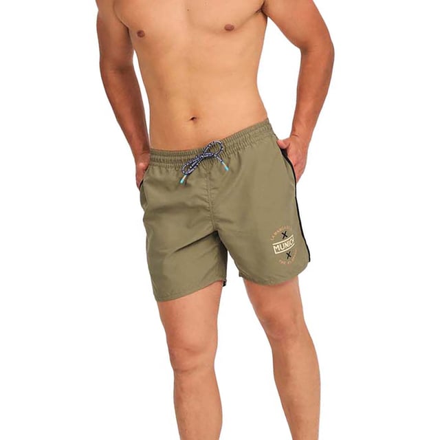 Este bañador para hombre combina estilo, comodidad y funcionalidad, convirtiéndose en una prenda ideal para la playa, la piscina o cualquier actividad veraniega. Su diseño moderno y su confección en materiales de secado rápido lo hacen perfecto para disfrutar del verano con total confort.

Detalles:
- Corte corto clásico.
- Cintura elástica ajustable con cordón.
- Bolsillos laterales.
- Etiqueta de silicona con relieve en la parte trasera.
- Forro interior de malla.
- Logotipo de la marca en una de las piernas.
- Confeccionado en tejido ligero de secado rápido.

Los bañadores de hombre son una prenda indispensable para aquellos que aman disfrutar del agua, ya sea en la playa, en la piscina, o en cualquier otro lugar. Aunque a menudo se consideran como una prenda simple y funcional, el bañador hombre de Munich puede ser una elección de estilo y moda. El bañador largo hombre es una prenda que nos define, por lo que resulta importante dar con un bañador de hombre que nos ayude a proyectar nuestra personalidad.
 Composición: 100% Poliéster
 Cuidados:
Lavar a mano.
No usar lejía ni suavizantes.
Secar al aire libre.