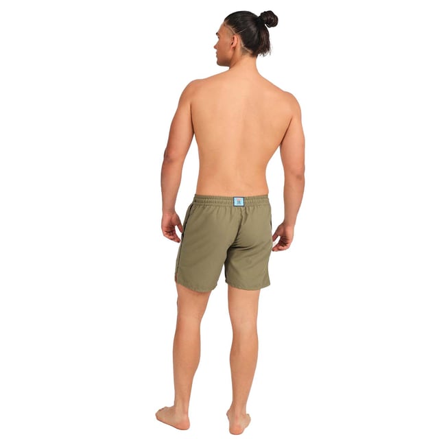 Este bañador para hombre combina estilo, comodidad y funcionalidad, convirtiéndose en una prenda ideal para la playa, la piscina o cualquier actividad veraniega. Su diseño moderno y su confección en materiales de secado rápido lo hacen perfecto para disfrutar del verano con total confort.

Detalles:
- Corte corto clásico.
- Cintura elástica ajustable con cordón.
- Bolsillos laterales.
- Etiqueta de silicona con relieve en la parte trasera.
- Forro interior de malla.
- Logotipo de la marca en una de las piernas.
- Confeccionado en tejido ligero de secado rápido.

Los bañadores de hombre son una prenda indispensable para aquellos que aman disfrutar del agua, ya sea en la playa, en la piscina, o en cualquier otro lugar. Aunque a menudo se consideran como una prenda simple y funcional, el bañador hombre de Munich puede ser una elección de estilo y moda. El bañador largo hombre es una prenda que nos define, por lo que resulta importante dar con un bañador de hombre que nos ayude a proyectar nuestra personalidad.
 Composición: 100% Poliéster
 Cuidados:
Lavar a mano.
No usar lejía ni suavizantes.
Secar al aire libre.
