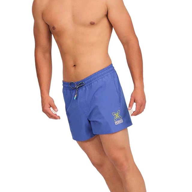 Este bañador hombre corto ofrece un diseño fresco y moderno, ideal para aquellos que buscan comodidad y estilo en sus actividades acuáticas o en días de descanso al sol. Con su tejido ligero y detalles prácticos, es el bañador de hombre perfecto para disfrutar del verano.

Detalles:
- Cintura elástica ajustable con cordón.
- Bolsillos laterales.
- Etiqueta de silicona con relieve en la parte trasera.
- Forro interior de malla.
- Gráficos de la marca.
- Confeccionado en tejido ligero de secado rápido.

Los bañadores de hombre son una prenda indispensable para aquellos que aman disfrutar del agua, ya sea en la playa, en la piscina, o en cualquier otro lugar. Aunque a menudo se consideran como una prenda simple y funcional, el bañador hombre de Munich puede ser una elección de estilo y moda. El bañador corto hombre es una prenda que nos define, por lo que resulta importante dar con un bañador de hombre que nos ayude a proyectar nuestra personalidad.
 Composición: 94% Poliéster, 6% Elastano
 Cuidados:
Lavar a mano.
No usar lejía ni suavizantes.
Secar al aire libre.