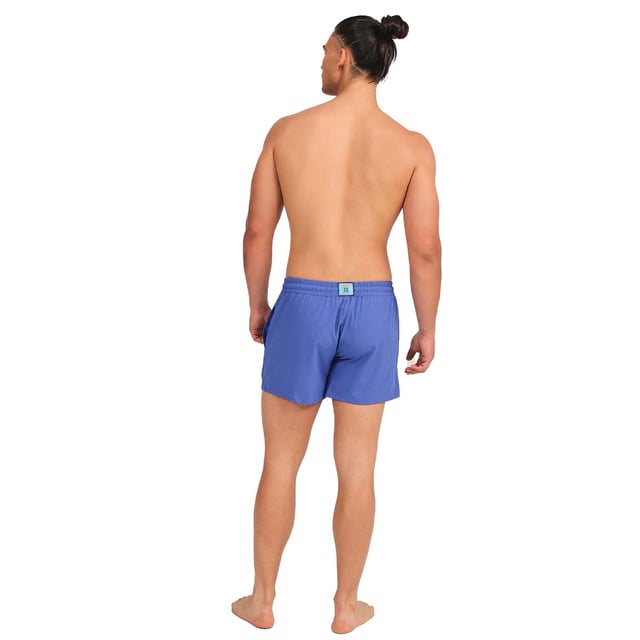 Este bañador hombre corto ofrece un diseño fresco y moderno, ideal para aquellos que buscan comodidad y estilo en sus actividades acuáticas o en días de descanso al sol. Con su tejido ligero y detalles prácticos, es el bañador de hombre perfecto para disfrutar del verano.

Detalles:
- Cintura elástica ajustable con cordón.
- Bolsillos laterales.
- Etiqueta de silicona con relieve en la parte trasera.
- Forro interior de malla.
- Gráficos de la marca.
- Confeccionado en tejido ligero de secado rápido.

Los bañadores de hombre son una prenda indispensable para aquellos que aman disfrutar del agua, ya sea en la playa, en la piscina, o en cualquier otro lugar. Aunque a menudo se consideran como una prenda simple y funcional, el bañador hombre de Munich puede ser una elección de estilo y moda. El bañador corto hombre es una prenda que nos define, por lo que resulta importante dar con un bañador de hombre que nos ayude a proyectar nuestra personalidad.
 Composición: 94% Poliéster, 6% Elastano
 Cuidados:
Lavar a mano.
No usar lejía ni suavizantes.
Secar al aire libre.