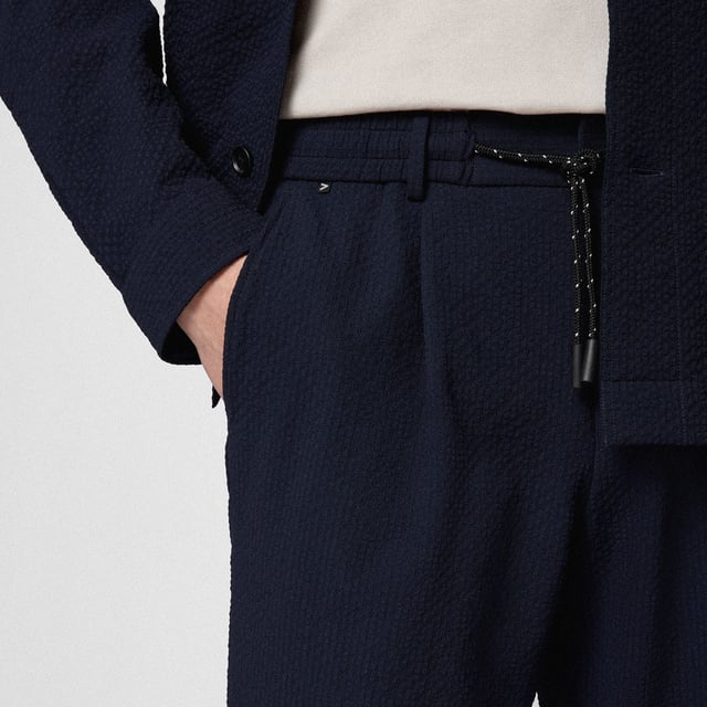 Hook eye and zip fastening.Elasticated drawstring waist.Slit side pockets.Slightly tapered cut.