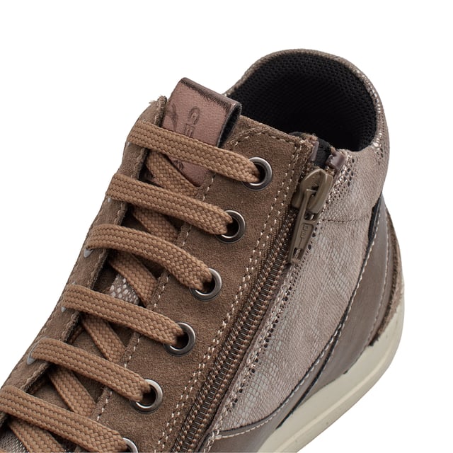 Die Geox D Myria A sind mittelhohe Sneaker für Frauen, die ein Gleichgewicht zwischen Mode und Komfort suchen. Ihr durchdachtes Design, kombiniert mit hochwertigen Materialien, macht sie perfekt für den täglichen Gebrauch, ohne dass dabei der Komfort auf der Strecke bleibt.

 Details:
 - Atmungsaktiv und wasserdicht
 - Verschlussart: Reißverschluss, Schnürung.
 - Die perforierte Sohle ermöglicht den Füßen eine natürliche Atmung.
 - Rutschfeste Sohle.
 - Antibakterielle Innensohle aus Leder.
 - Geox Breathe: Technologie, die für eine bestmögliche Luftzirkulation sorgt und den Körper auf optimaler Temperatur hält. Das System bietet maximalen Komfort durch Atmungsaktivität und ein hohes Maß an Temperaturregulierung.

 Der Geox D Myria A ist die ideale Wahl für alle, die Komfort, Schutz und Stil in einem einzigen Schuh suchen. Sein wasserdichtes Design, die flexible Sohle und die hochwertigen Materialien garantieren Komfort und Leistung bei jedem Klima.
 Komposition: Außen: Leder, Öko-Leder; Innenausstattung: Textil; Sohle: Gummi; Vorlage: Leder
 Pflege:
Verwenden Sie ein feuchtes Tuch oder eine weiche Bürste.
 Nicht in der Maschine waschen.
 Lassen Sie es an der Luft trocknen, ohne direkte Sonneneinstrahlung oder Hitze.