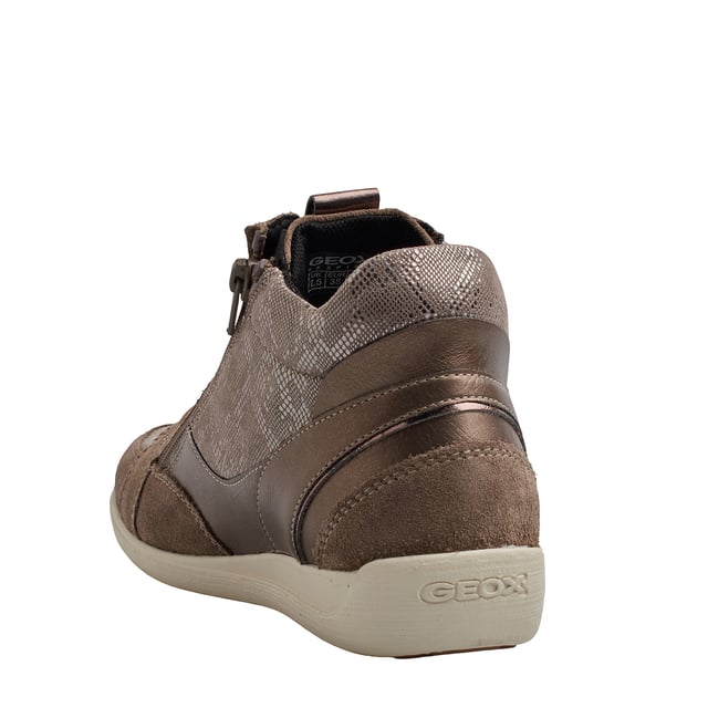 Die Geox D Myria A sind mittelhohe Sneaker für Frauen, die ein Gleichgewicht zwischen Mode und Komfort suchen. Ihr durchdachtes Design, kombiniert mit hochwertigen Materialien, macht sie perfekt für den täglichen Gebrauch, ohne dass dabei der Komfort auf der Strecke bleibt.

 Details:
 - Atmungsaktiv und wasserdicht
 - Verschlussart: Reißverschluss, Schnürung.
 - Die perforierte Sohle ermöglicht den Füßen eine natürliche Atmung.
 - Rutschfeste Sohle.
 - Antibakterielle Innensohle aus Leder.
 - Geox Breathe: Technologie, die für eine bestmögliche Luftzirkulation sorgt und den Körper auf optimaler Temperatur hält. Das System bietet maximalen Komfort durch Atmungsaktivität und ein hohes Maß an Temperaturregulierung.

 Der Geox D Myria A ist die ideale Wahl für alle, die Komfort, Schutz und Stil in einem einzigen Schuh suchen. Sein wasserdichtes Design, die flexible Sohle und die hochwertigen Materialien garantieren Komfort und Leistung bei jedem Klima.
 Komposition: Außen: Leder, Öko-Leder; Innenausstattung: Textil; Sohle: Gummi; Vorlage: Leder
 Pflege:
Verwenden Sie ein feuchtes Tuch oder eine weiche Bürste.
 Nicht in der Maschine waschen.
 Lassen Sie es an der Luft trocknen, ohne direkte Sonneneinstrahlung oder Hitze.