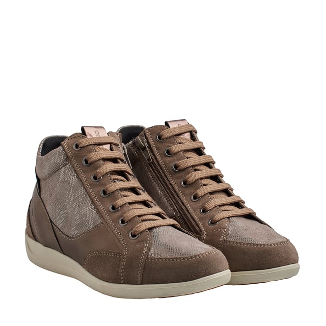 Die Geox D Myria A sind mittelhohe Sneaker für Frauen, die ein Gleichgewicht zwischen Mode und Komfort suchen. Ihr durchdachtes Design, kombiniert mit hochwertigen Materialien, macht sie perfekt für den täglichen Gebrauch, ohne dass dabei der Komfort auf der Strecke bleibt.

 Details:
 - Atmungsaktiv und wasserdicht
 - Verschlussart: Reißverschluss, Schnürung.
 - Die perforierte Sohle ermöglicht den Füßen eine natürliche Atmung.
 - Rutschfeste Sohle.
 - Antibakterielle Innensohle aus Leder.
 - Geox Breathe: Technologie, die für eine bestmögliche Luftzirkulation sorgt und den Körper auf optimaler Temperatur hält. Das System bietet maximalen Komfort durch Atmungsaktivität und ein hohes Maß an Temperaturregulierung.

 Der Geox D Myria A ist die ideale Wahl für alle, die Komfort, Schutz und Stil in einem einzigen Schuh suchen. Sein wasserdichtes Design, die flexible Sohle und die hochwertigen Materialien garantieren Komfort und Leistung bei jedem Klima.
 Komposition: Außen: Leder, Öko-Leder; Innenausstattung: Textil; Sohle: Gummi; Vorlage: Leder
 Pflege:
Verwenden Sie ein feuchtes Tuch oder eine weiche Bürste.
 Nicht in der Maschine waschen.
 Lassen Sie es an der Luft trocknen, ohne direkte Sonneneinstrahlung oder Hitze.