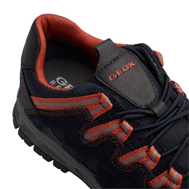 Die Geox U Delray B sind wasserdichte Herren-Sneaker mit normaler Passform. Sie sind auf maximalen Komfort ausgelegt und bieten Polsterung, Flexibilität und Atmungsaktivität. Seine innovative Sohle bietet Stabilität, Dämpfung und große Flexibilität bei jedem Schritt. Das Obermaterial kombiniert Leder, Textil und Amphibiox-Material und sorgt so für Schutz vor Nässe und Kälte.

 Details:
 - Atmungsaktiv und wasserdicht
 - Verschlussart: Verstellbare Schnürsenkel.
 - Rutschfeste Sohle.
 - Antibakterielle Innensohle.
 - Geox Breathe: Technologie, die für eine bestmögliche Luftzirkulation sorgt und den Körper auf optimaler Temperatur hält. Das System bietet maximalen Komfort durch Atmungsaktivität und ein hohes Maß an Temperaturregulierung.

 Der Geox U Delray B ABX ist die ideale Wahl für alle, die Komfort, Schutz und Stil in einem einzigen Schuh suchen. Sein wasserdichtes Design, die flexible Sohle und die hochwertigen Materialien garantieren Komfort und Leistung bei jedem Klima.
 Komposition: Außen: Leder; Innenausstattung: Textil, Synthetik; Sohle: Gummi; Vorlage: Textil
 Pflege:
Verwenden Sie ein feuchtes Tuch oder eine weiche Bürste.
 Nicht in der Maschine waschen.
 Lassen Sie es an der Luft trocknen, ohne direkte Sonneneinstrahlung oder Hitze.