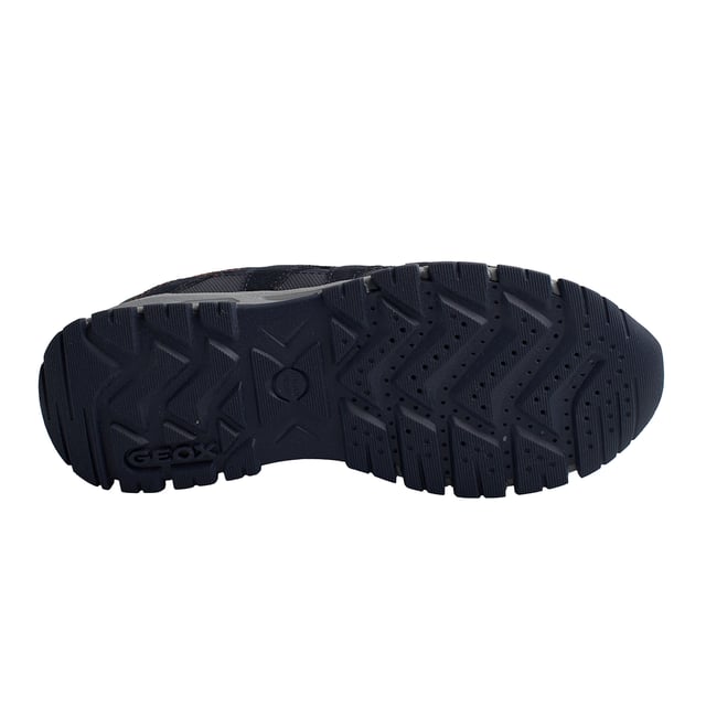 Die Geox U Delray B sind wasserdichte Herren-Sneaker mit normaler Passform. Sie sind auf maximalen Komfort ausgelegt und bieten Polsterung, Flexibilität und Atmungsaktivität. Seine innovative Sohle bietet Stabilität, Dämpfung und große Flexibilität bei jedem Schritt. Das Obermaterial kombiniert Leder, Textil und Amphibiox-Material und sorgt so für Schutz vor Nässe und Kälte.

 Details:
 - Atmungsaktiv und wasserdicht
 - Verschlussart: Verstellbare Schnürsenkel.
 - Rutschfeste Sohle.
 - Antibakterielle Innensohle.
 - Geox Breathe: Technologie, die für eine bestmögliche Luftzirkulation sorgt und den Körper auf optimaler Temperatur hält. Das System bietet maximalen Komfort durch Atmungsaktivität und ein hohes Maß an Temperaturregulierung.

 Der Geox U Delray B ABX ist die ideale Wahl für alle, die Komfort, Schutz und Stil in einem einzigen Schuh suchen. Sein wasserdichtes Design, die flexible Sohle und die hochwertigen Materialien garantieren Komfort und Leistung bei jedem Klima.
 Komposition: Außen: Leder; Innenausstattung: Textil, Synthetik; Sohle: Gummi; Vorlage: Textil
 Pflege:
Verwenden Sie ein feuchtes Tuch oder eine weiche Bürste.
 Nicht in der Maschine waschen.
 Lassen Sie es an der Luft trocknen, ohne direkte Sonneneinstrahlung oder Hitze.