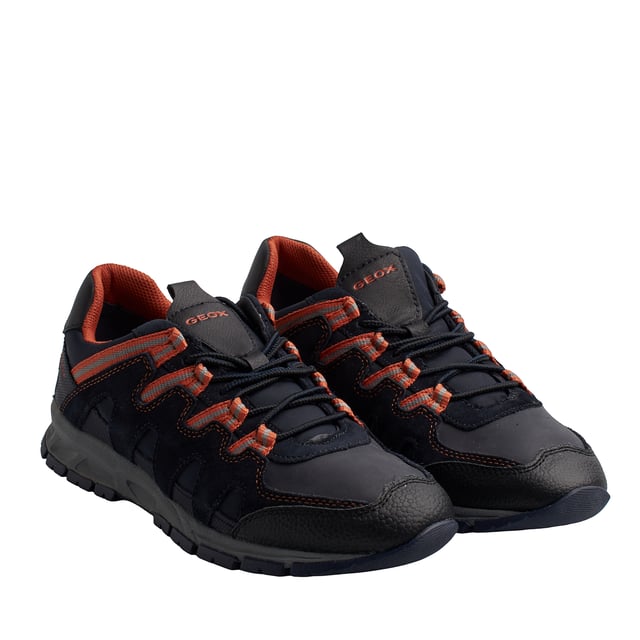 Die Geox U Delray B sind wasserdichte Herren-Sneaker mit normaler Passform. Sie sind auf maximalen Komfort ausgelegt und bieten Polsterung, Flexibilität und Atmungsaktivität. Seine innovative Sohle bietet Stabilität, Dämpfung und große Flexibilität bei jedem Schritt. Das Obermaterial kombiniert Leder, Textil und Amphibiox-Material und sorgt so für Schutz vor Nässe und Kälte.

 Details:
 - Atmungsaktiv und wasserdicht
 - Verschlussart: Verstellbare Schnürsenkel.
 - Rutschfeste Sohle.
 - Antibakterielle Innensohle.
 - Geox Breathe: Technologie, die für eine bestmögliche Luftzirkulation sorgt und den Körper auf optimaler Temperatur hält. Das System bietet maximalen Komfort durch Atmungsaktivität und ein hohes Maß an Temperaturregulierung.

 Der Geox U Delray B ABX ist die ideale Wahl für alle, die Komfort, Schutz und Stil in einem einzigen Schuh suchen. Sein wasserdichtes Design, die flexible Sohle und die hochwertigen Materialien garantieren Komfort und Leistung bei jedem Klima.
 Komposition: Außen: Leder; Innenausstattung: Textil, Synthetik; Sohle: Gummi; Vorlage: Textil
 Pflege:
Verwenden Sie ein feuchtes Tuch oder eine weiche Bürste.
 Nicht in der Maschine waschen.
 Lassen Sie es an der Luft trocknen, ohne direkte Sonneneinstrahlung oder Hitze.