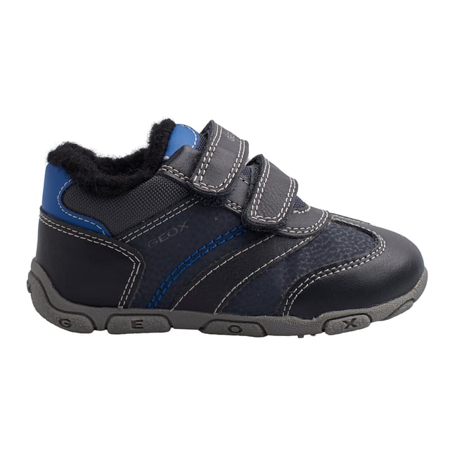 Diseñadas para los pequeños aventureros, estas zapatillas niño Geox ofrecen el equilibrio perfecto entre estilo, funcionalidad y confort térmico. Su interior forrado en felpa suave mantiene los pies abrigados incluso en los días más fríos, mientras que su tecnología transpirable garantiza frescura y bienestar en todo momento. 

Detalles:
- Transpirables.
- Forro térmico con aislamiento.
- Tipo de cierre: De velcro.
- Suela antideslizante.
- La suela perforada permite que los pies transpiren de forma natural.
- Plantilla antibacteriana.
- Geox Respira: Tecnología diseñada para garantizar la mejor circulación del aire posible y mantener el cuerpo a una temperatura óptima. El sistema proporciona el máximo confort gracias a la transpirabilidad y un alto grado de regulación de la temperatura.

Las zapatillas abotinadas Geox para niños son la combinación perfecta de estilo, comodidad y funcionalidad. Su diseño deportivo con cierre de velcro facilita su uso diario, mientras que el forro interior térmico mantiene los pies cálidos en los días más fríos.
 Composición: Exterior: Ecopiel; Interior: Sintético; Suela: Goma; Plantilla: Fieltro
 Cuidados:
Usar un paño húmedo o cepillo suave.
No lavar en máquina.
Dejar secar al aire, sin sol directo ni calor.