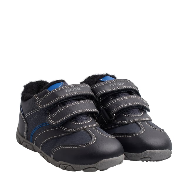 Diseñadas para los pequeños aventureros, estas zapatillas niño Geox ofrecen el equilibrio perfecto entre estilo, funcionalidad y confort térmico. Su interior forrado en felpa suave mantiene los pies abrigados incluso en los días más fríos, mientras que su tecnología transpirable garantiza frescura y bienestar en todo momento. 

Detalles:
- Transpirables.
- Forro térmico con aislamiento.
- Tipo de cierre: De velcro.
- Suela antideslizante.
- La suela perforada permite que los pies transpiren de forma natural.
- Plantilla antibacteriana.
- Geox Respira: Tecnología diseñada para garantizar la mejor circulación del aire posible y mantener el cuerpo a una temperatura óptima. El sistema proporciona el máximo confort gracias a la transpirabilidad y un alto grado de regulación de la temperatura.

Las zapatillas abotinadas Geox para niños son la combinación perfecta de estilo, comodidad y funcionalidad. Su diseño deportivo con cierre de velcro facilita su uso diario, mientras que el forro interior térmico mantiene los pies cálidos en los días más fríos.
 Composición: Exterior: Ecopiel; Interior: Sintético; Suela: Goma; Plantilla: Fieltro
 Cuidados:
Usar un paño húmedo o cepillo suave.
No lavar en máquina.
Dejar secar al aire, sin sol directo ni calor.