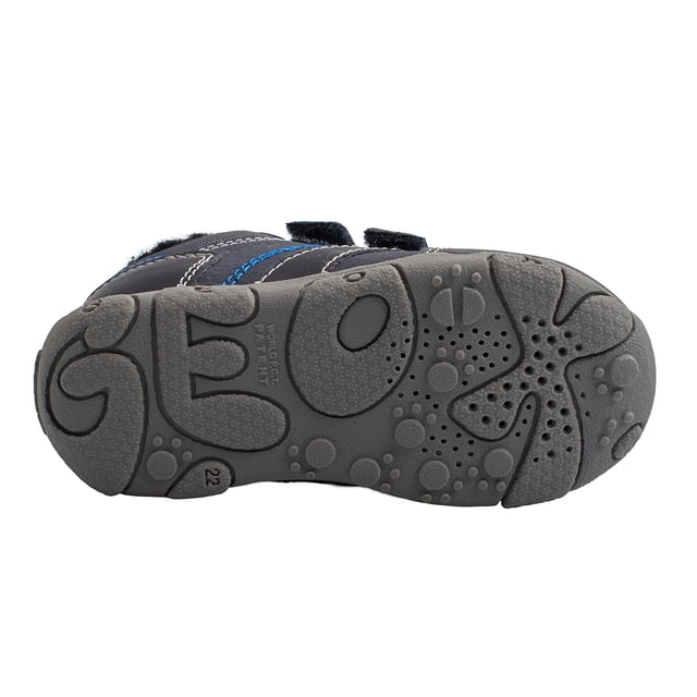 Diseñadas para los pequeños aventureros, estas zapatillas niño Geox ofrecen el equilibrio perfecto entre estilo, funcionalidad y confort térmico. Su interior forrado en felpa suave mantiene los pies abrigados incluso en los días más fríos, mientras que su tecnología transpirable garantiza frescura y bienestar en todo momento. 

Detalles:
- Transpirables.
- Forro térmico con aislamiento.
- Tipo de cierre: De velcro.
- Suela antideslizante.
- La suela perforada permite que los pies transpiren de forma natural.
- Plantilla antibacteriana.
- Geox Respira: Tecnología diseñada para garantizar la mejor circulación del aire posible y mantener el cuerpo a una temperatura óptima. El sistema proporciona el máximo confort gracias a la transpirabilidad y un alto grado de regulación de la temperatura.

Las zapatillas abotinadas Geox para niños son la combinación perfecta de estilo, comodidad y funcionalidad. Su diseño deportivo con cierre de velcro facilita su uso diario, mientras que el forro interior térmico mantiene los pies cálidos en los días más fríos.
 Composición: Exterior: Ecopiel; Interior: Sintético; Suela: Goma; Plantilla: Fieltro
 Cuidados:
Usar un paño húmedo o cepillo suave.
No lavar en máquina.
Dejar secar al aire, sin sol directo ni calor.