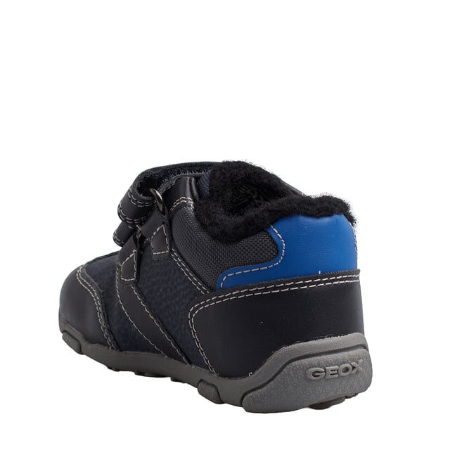 Diseñadas para los pequeños aventureros, estas zapatillas niño Geox ofrecen el equilibrio perfecto entre estilo, funcionalidad y confort térmico. Su interior forrado en felpa suave mantiene los pies abrigados incluso en los días más fríos, mientras que su tecnología transpirable garantiza frescura y bienestar en todo momento. 

Detalles:
- Transpirables.
- Forro térmico con aislamiento.
- Tipo de cierre: De velcro.
- Suela antideslizante.
- La suela perforada permite que los pies transpiren de forma natural.
- Plantilla antibacteriana.
- Geox Respira: Tecnología diseñada para garantizar la mejor circulación del aire posible y mantener el cuerpo a una temperatura óptima. El sistema proporciona el máximo confort gracias a la transpirabilidad y un alto grado de regulación de la temperatura.

Las zapatillas abotinadas Geox para niños son la combinación perfecta de estilo, comodidad y funcionalidad. Su diseño deportivo con cierre de velcro facilita su uso diario, mientras que el forro interior térmico mantiene los pies cálidos en los días más fríos.
 Composición: Exterior: Ecopiel; Interior: Sintético; Suela: Goma; Plantilla: Fieltro
 Cuidados:
Usar un paño húmedo o cepillo suave.
No lavar en máquina.
Dejar secar al aire, sin sol directo ni calor.