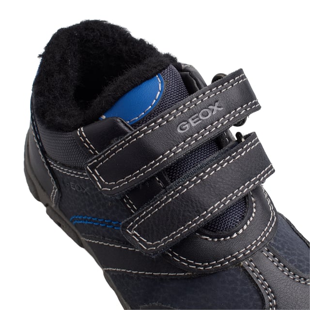 Diseñadas para los pequeños aventureros, estas zapatillas niño Geox ofrecen el equilibrio perfecto entre estilo, funcionalidad y confort térmico. Su interior forrado en felpa suave mantiene los pies abrigados incluso en los días más fríos, mientras que su tecnología transpirable garantiza frescura y bienestar en todo momento. 

Detalles:
- Transpirables.
- Forro térmico con aislamiento.
- Tipo de cierre: De velcro.
- Suela antideslizante.
- La suela perforada permite que los pies transpiren de forma natural.
- Plantilla antibacteriana.
- Geox Respira: Tecnología diseñada para garantizar la mejor circulación del aire posible y mantener el cuerpo a una temperatura óptima. El sistema proporciona el máximo confort gracias a la transpirabilidad y un alto grado de regulación de la temperatura.

Las zapatillas abotinadas Geox para niños son la combinación perfecta de estilo, comodidad y funcionalidad. Su diseño deportivo con cierre de velcro facilita su uso diario, mientras que el forro interior térmico mantiene los pies cálidos en los días más fríos.
 Composición: Exterior: Ecopiel; Interior: Sintético; Suela: Goma; Plantilla: Fieltro
 Cuidados:
Usar un paño húmedo o cepillo suave.
No lavar en máquina.
Dejar secar al aire, sin sol directo ni calor.