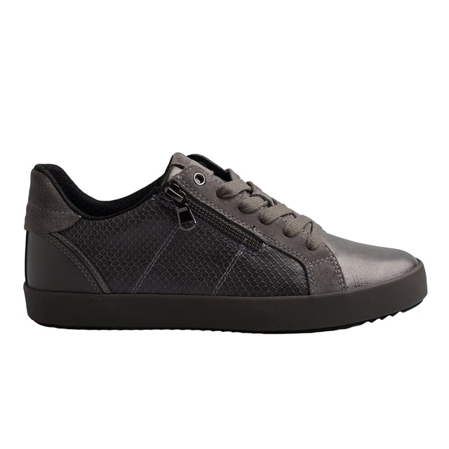 Die Geox D Blomiee C sind niedrige Sneaker für Frauen, die ein Gleichgewicht zwischen Mode und Komfort suchen. Ihr durchdachtes Design, kombiniert mit hochwertigen Materialien, macht sie perfekt für den täglichen Gebrauch, ohne dass dabei der Komfort auf der Strecke bleibt.

 Details:
 - Atmungsaktiv und wasserdicht
 - Verschlussart: Reißverschluss, Schnürung.
 - Die perforierte Sohle ermöglicht den Füßen eine natürliche Atmung.
 - Rutschfeste Sohle.
 - Antibakterielle Innensohle aus Leder.
 - Geox Breathe: Technologie, die für eine bestmögliche Luftzirkulation sorgt und den Körper auf optimaler Temperatur hält. Das System bietet maximalen Komfort durch Atmungsaktivität und ein hohes Maß an Temperaturregulierung.

 Der Geox D Blomiee C ist die ideale Wahl für alle, die Komfort, Schutz und Stil in einem einzigen Schuh suchen. Sein atmungsaktives Design, die flexible Sohle und die hochwertigen Materialien garantieren Komfort und Leistung bei jedem Klima.
 Komposition: Außen: Leder, Öko-Leder; Innenausstattung: Textil; Sohle: Gummi; Vorlage: Öko-Leder
 Pflege:
Verwenden Sie ein feuchtes Tuch oder eine weiche Bürste.
 Nicht in der Maschine waschen.
 Lassen Sie es an der Luft trocknen, ohne direkte Sonneneinstrahlung oder Hitze.